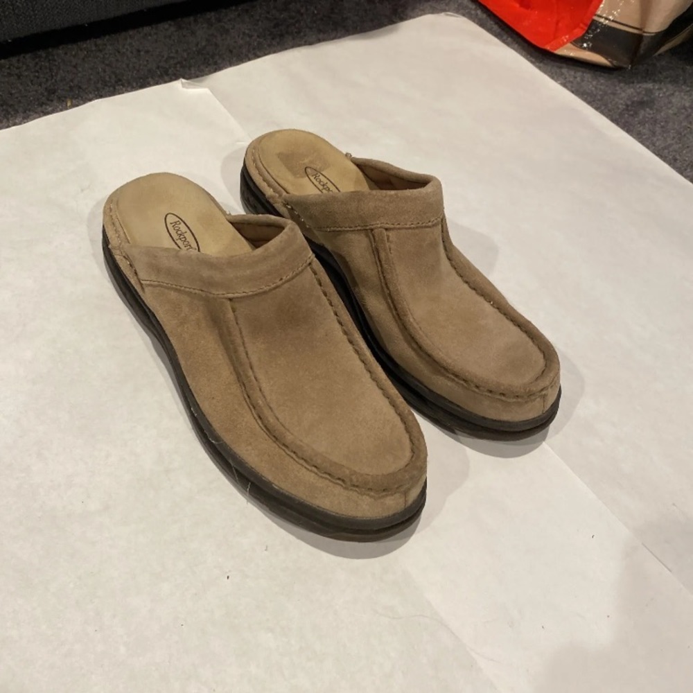 (1) Trendy Pair Of Beige Rockport Slip On Loafers Women’s Size 8